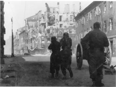 „Vernichtung eines Häuserblocks“ (Zamenhof-Straße Nord Ecke Gęsia 20). (Originale Bildunterschrift) Quelle: Stroop-Bericht.