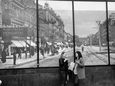 Straßenszene auf dem Kiewer Chreschtschatyk vor einem historischem Wandbild der Prachtstraße. © Anemone Rüger 2017.