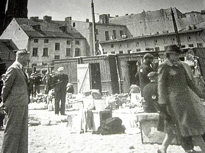 Der alte Baluter Markt in Lodz auf einem historischen Foto in einem jüdischen Restaurant.