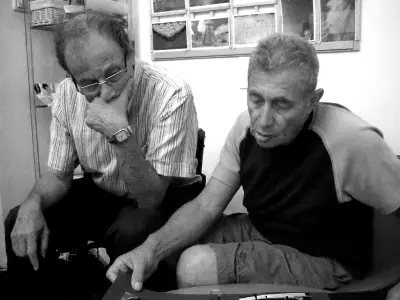 Micha (l.) und Avraham Mairanz schauen sich mein Lodzer Fotoalbum an. © Anemone Rüger