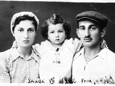 Familienportrait, aufgenommen in Sanok, Juli 1942. V.l.n.r. Schifra, Miriam, Nechemia Majranc alias Steffa, Marylka und Tadek. © UNITED STATES HOLOCAUST MEMORIAL MUSEUM.