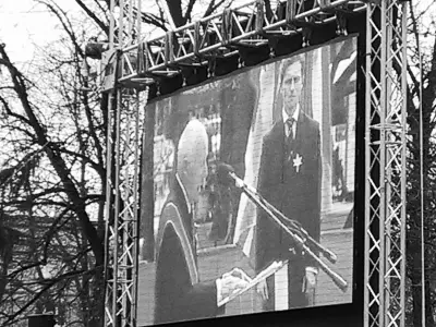 Simcha Rotem spricht am Ghettodenkmal bei der Gedenkfeier zum 70. Jahrestag des Warschauer Ghettoaufstands. © Anemone Rüger