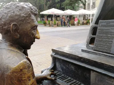 Skulptur des Pianisten Arthur Rubinstein, eines der berühmtesten Söhne der Stadt Lodz. © Anemone Rüger