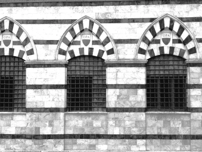 „OPA“ ist über den Fensterbögen in den Marmor eingearbeitet. © Anemone Rüger