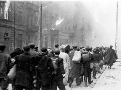 „Nach dem Umschlagplatz“ (Gruppe auf dem Weg von der Zamenhof- Straße Ecke Wołyńska zum Umschlagplatz). Quelle: Stroop-Bericht