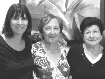 Kleines Familienfoto: v.l.n.r. Bracha (Miriams Tochter), Rachel (Tochter von Baruch, dem Strohfigurenkünstler), Miriam (Tochter von Nechemia). © Anemone Rüger