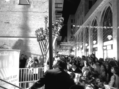 Chanukkah-Leuchter im Einkaufsviertel „Mamilla“ in Jerusalem. © Anemone Rüger