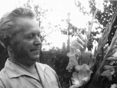 Opa mit Gladiolen, 1980er. © Anemone Rüger