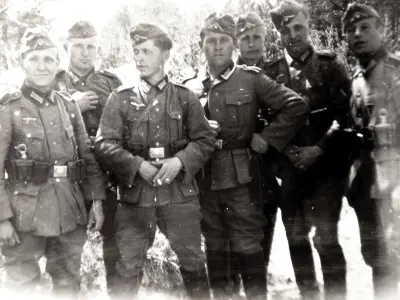 Opa (3.v.l.) mit Soldaten an der Ostsee. © Anemone Rüger
