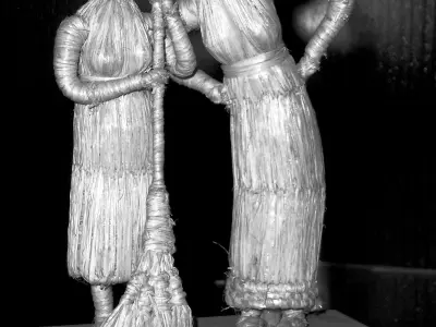 „Marktfrauen beim Plausch“ – eine Szene aus Baruchs Strohfiguren-Schtetl. © Anemone Rüger