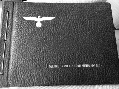 Opas Album „MEINE KRIEGSERINNERUNGEN“. © Anemone Rüger