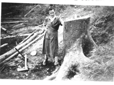 Oma an dem Baumstumpf, der der Familie zur Holzbeschaffung zugeteilt war. © Anemone Rüger