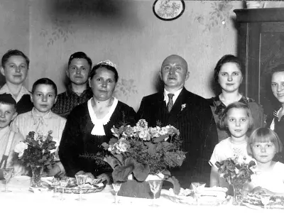 Familienbild Mitte 1930er Jahre; in der Mitte Laura und Oskar, „Opa“ (Alwin) hinten links. © Anemone Rüger
