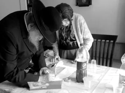 Mordechai signiert sein Buch für uns. © Anemone Rüger