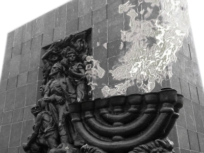 Brennender Leuchter am Ghettokämpferdenkmal in Warschau. © Anemone Rüger