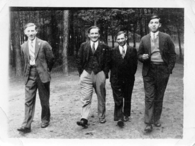 Avraham (r.) mit Schaja (2.v.r.) und Freunden. © privat