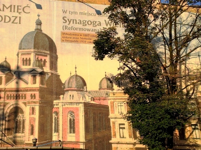 Poster der prachtvollen, 1939 zerstörten Großen Synagoge an einer Hauswand in der Kościuszki-Straße, die heute einen Parkplatz begrenzt. © Anemone Rüger