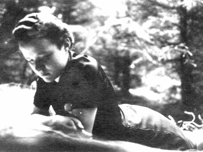 Oma beim Lesen. © Anemone Rüger