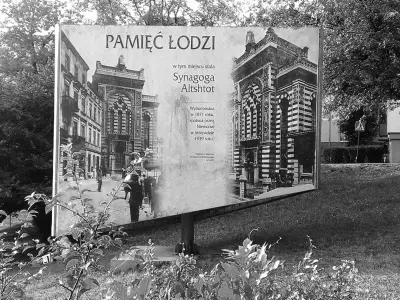 Tafel mit Foto der 1939 zerstörten Altshtot-Synagoge im Park. © Anemone Rüger
